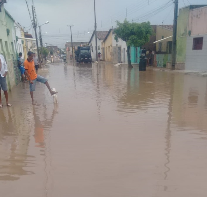 Em Sousa, devido a obras malfeitas pela prefeitura, chuvas que variaram entre 61 e 81mm, volta a causar transtornos à população. VEJA VÍDEOS!