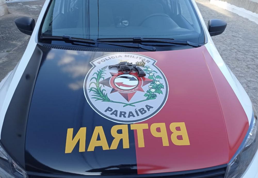 Diante do flagrante, os suspeitos e a arma apreendida foram conduzidos à Delegacia Distrital para serem adotadas as medidas que determina a Lei (Foto: Reprodução)