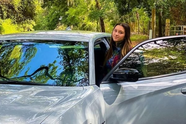 Aos 17 anos, Sofia queria um Porsche de R$ 480 mil. Sem autorização da tia, comprou um Dodge Charger de R$ 250 mil (Foto: Metrópoles)