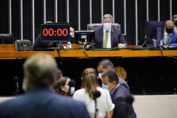 Desde o início da pandemia, os deputados federais podiam escolher se participavam das sessões de forma virtual ou presencial (Foto: Metrópoles)