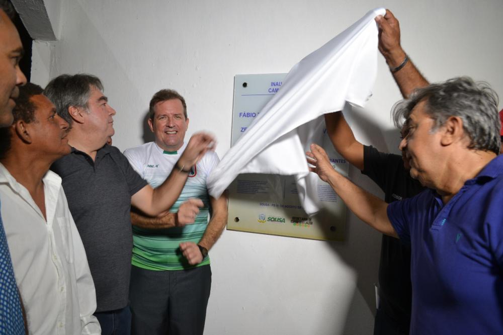 Após seis meses da inauguração, Campo de Futebol construído pela prefeitura de Sousa serve de pastagens para animais 