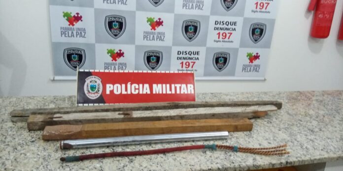 Chicote artesanal, barra de ferro e cabos de madeira com punho foram usados para torturar a vítima. Foto: Polícia Militar
