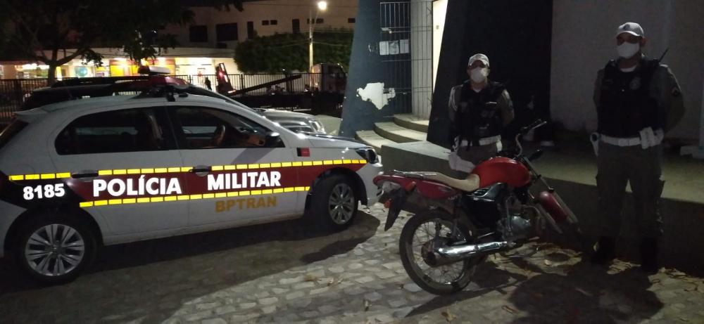 Diante dos fatos, o casal recebeu voz de prisão e foi encaminhado à Central de Polícia Civil com a moto recuperada, para serem adotados os procedimentos que necessita o caso (Foto: Divulgação PMPB)