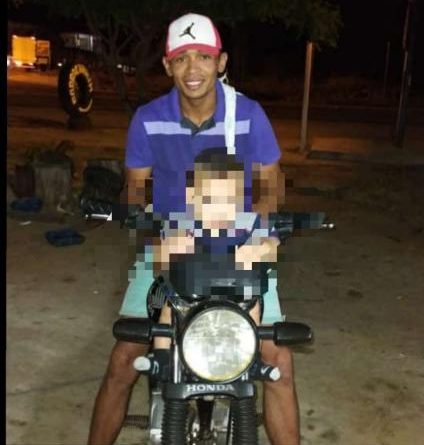 Após serem realizados os procedimentos necessários, o corpo do jovem foi levado ao NUMOL para ser feito o exame cadavérico (Foto: Reprodução)