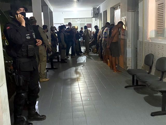 Após serem presos, os acusados e o material apreendido foram levados à delegacia de Polícia Civil para serem realizados os procedimentos que determina a Lei (Foto: Reprodução)
