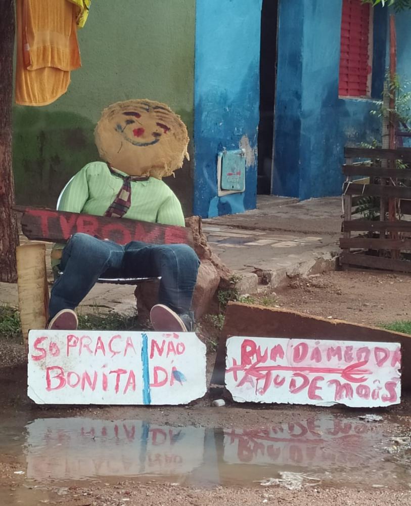 Moradores confeccionam boneco para protestar contra o prefeito de Sousa Fábio Tyrone. (Foto: Reprodução).