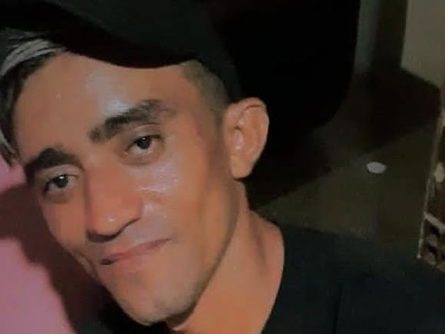 Após serem adotadas as medidas necessárias, o corpo de Fabiano Aureliano foi levado ao NUMOL para ser feita a necropsia (Foto: Reprodução)
