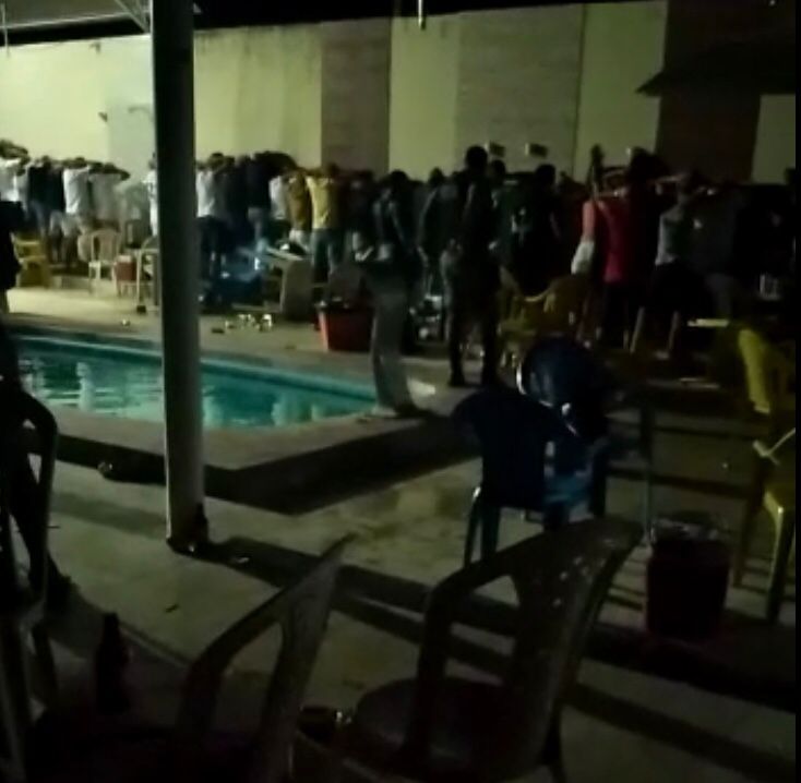 Posteriormente os policiais determinaram que fosse feita a dispersão das pessoas do local e mantido o cumprimento do decreto estadual, com medidas de prevenção ao Covid-19 (Foto: Reprodução)