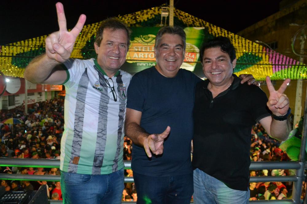Lindolfo comemora exoneração de Apoliana durante o carnaval de Sousa. (Foto: Secom-Sousa).