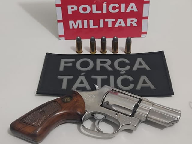 O homem foi preso e levado à delegacia da Polícia Civil para serem tomadas as medidas cabíveis (Foto: Divulgação PMPB)
