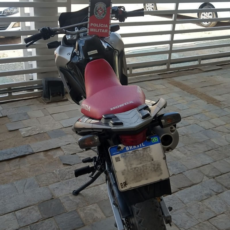 O condutor e o veículo foram levados à delegacia da Polícia Civil em Catolé do Rocha, para serem tomadas as medidas cabíveis (Foto: Divulgação PMPB)