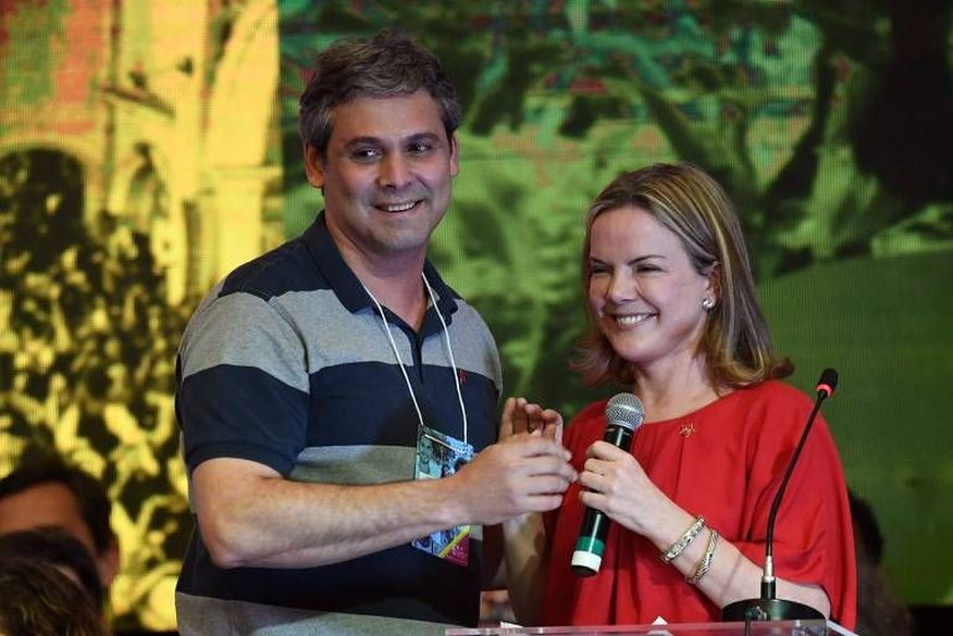 A colunista não revelou desde quando os dois estão namorando (Foto: Reprodução)