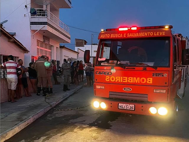Momentos depois o fogo foi extinto e felizmente não teve nenhuma vítima, ocorrendo apenas danos materiais (Foto: Divulgação CBMPB)