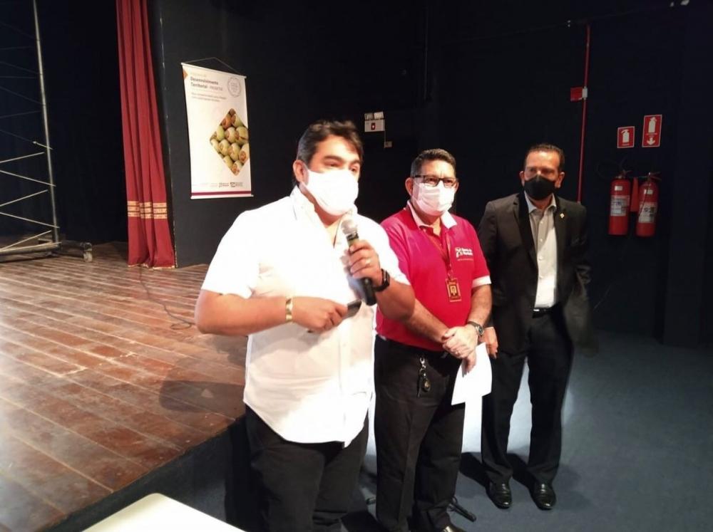 O prefeito de Marizópolis, Lucas Braga (PSDB), ao lado de autoridades e empresários locais em evento sobre desenvolvimento sustentável (Foto: Divulgação/Debate Paraíba)
