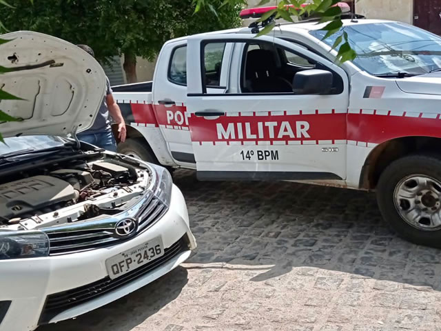 O condutor do carro não apresentou documentos de porte obrigatório no momento da abordagem policial (Foto: Reprodução)