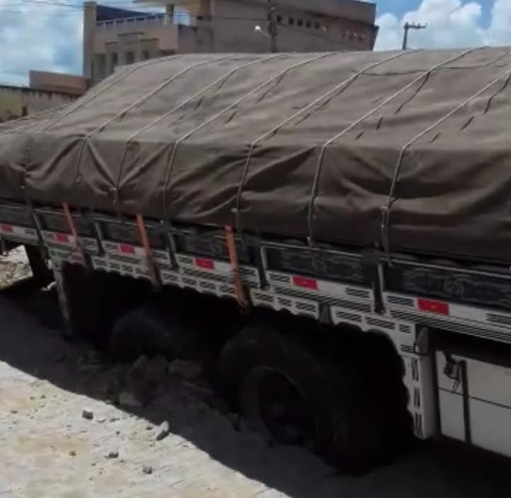 Caminhão afunda em calçamento recém inaugurado por Tyrone. (Foto: Reprodução).
