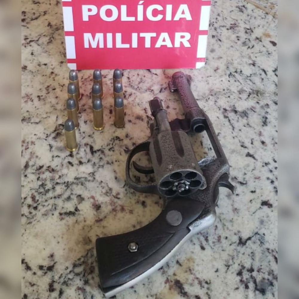 Foi verificado que a placa da motocicleta estava adulterada com fita preta, na tentativa de dificultar a identificação do veículo (Foto: Divulgação PMPB)