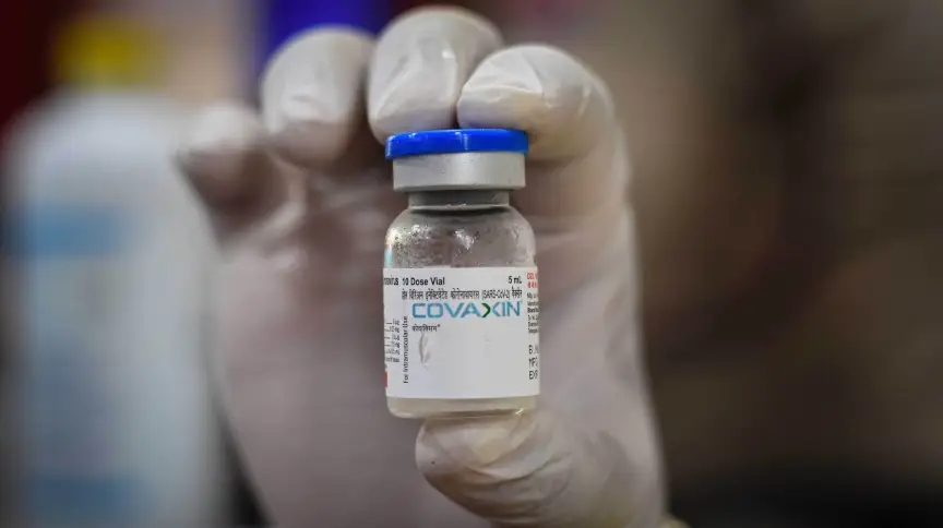 Profissional da saúde segura frasco da Covaxin Hindustan Times via Getty Images