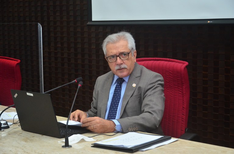 Presidente do TCE vai encaminhar relatórios ao MPPB e à Justiça Eleitoral. Fernando Catão diz que são claros os indícios que os gestores desvirtuam caráter de exceção, para uso político da lei. (Foto: TCE-PB).