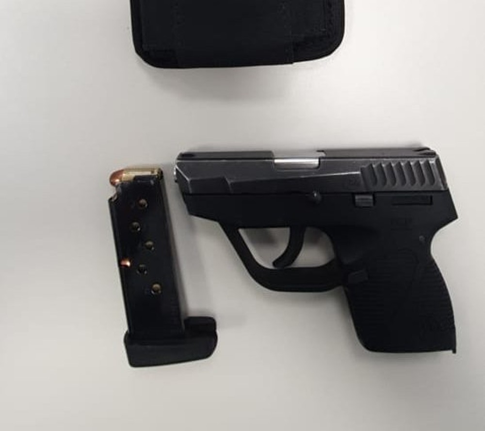 Arma apreendida na casa do radialista Fabiano Gomes; ele foi preso na oitava fase da Operação Calvário e também vai responder por porte ilegal de arma — Foto: Polícia Federal/Divulgação