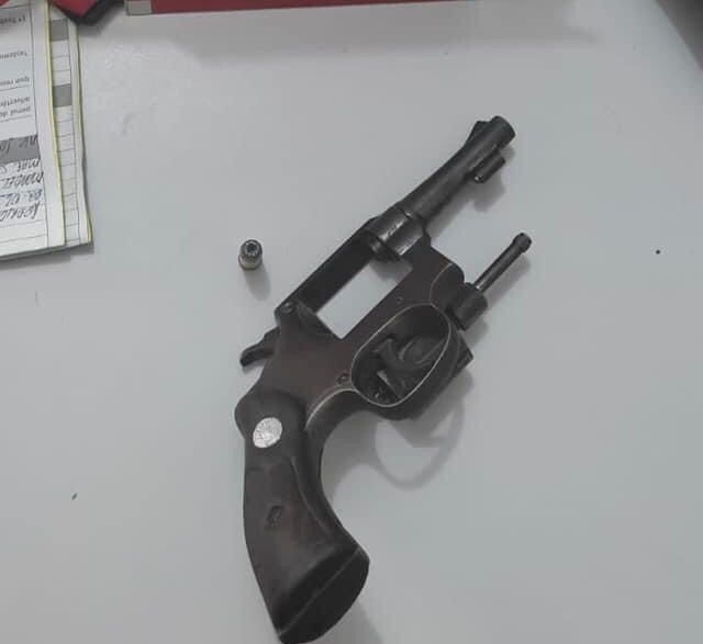 Posteriormente os três investigados foram conduzidos à Delegacia Distrital com a arma e a moto apreendidas, e apresentados ao delegado de plantão (Foto: Reprodução)