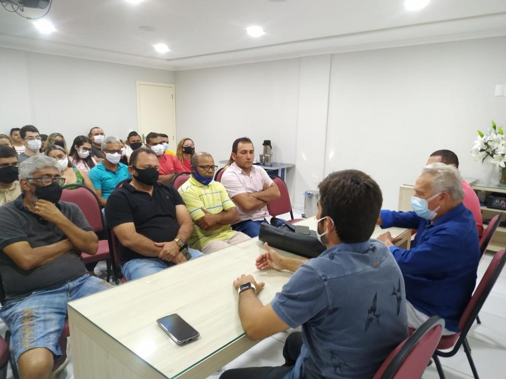 Imagens do encontro entre membros do PP de Sousa e o líder do partido na região, o prefeito de Cajazeiras, José Aldemir (Foto: Divulgação)