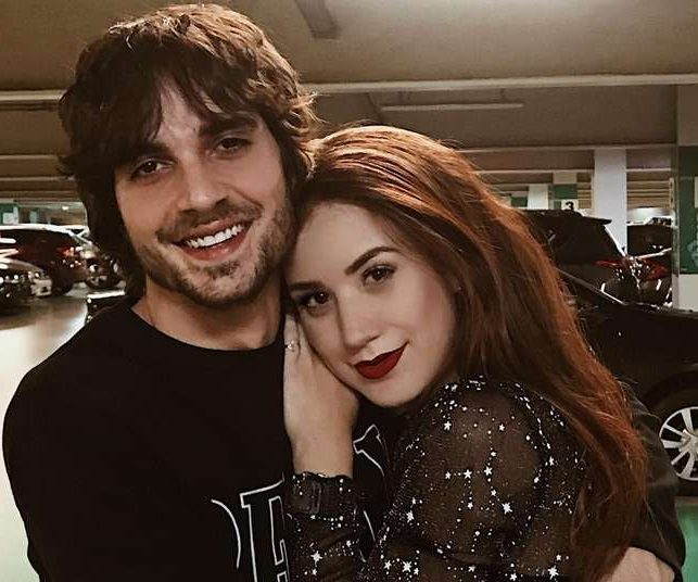 Sem nenhuma descrição, ela apenas postou outro vídeo abraçando o filho de Fábio Jr. (Foto: reprodução).
