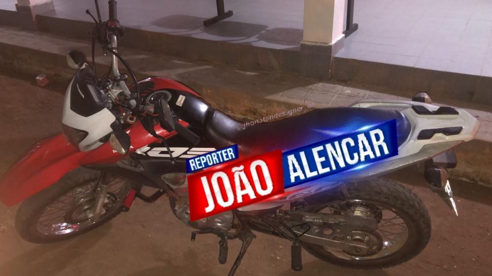 Diante dos fatos, o infrator da Lei e a moto apreendida foram levados à delegacia de Polícia Civil (Foto: Reprodução João Alencar)