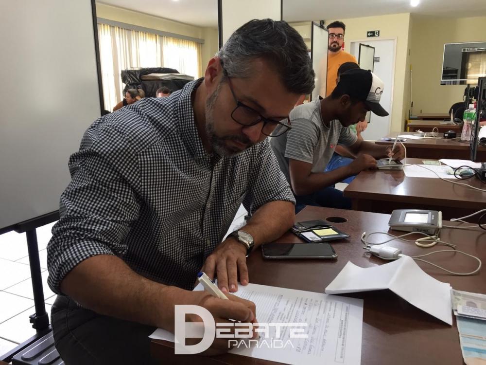 Leonardo oficializa dominicilio eleitoral em Sousa. (Foto: Debate Paraíba).