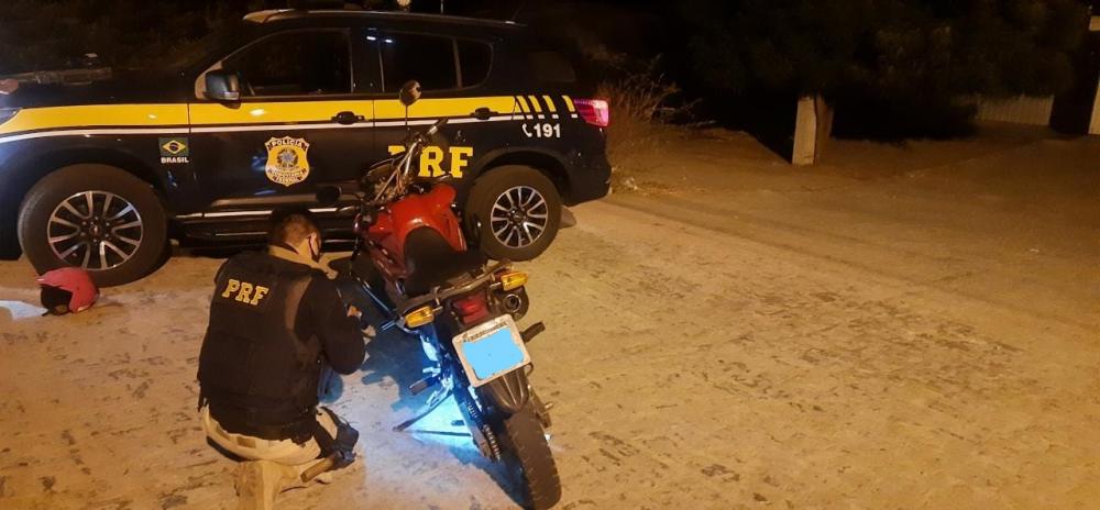 A ocorrência foi encaminhada à Delegacia da Polícia Civil em Patos, e o homem detido deverá responder pelos crimes de receptação e dirigir sob a influência de álcool (Foto: Divulgação PRF)