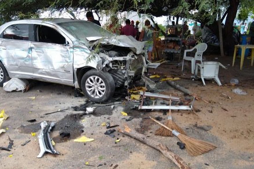 O carro atropelou e matou uma mulher (Foto: Reprodução)