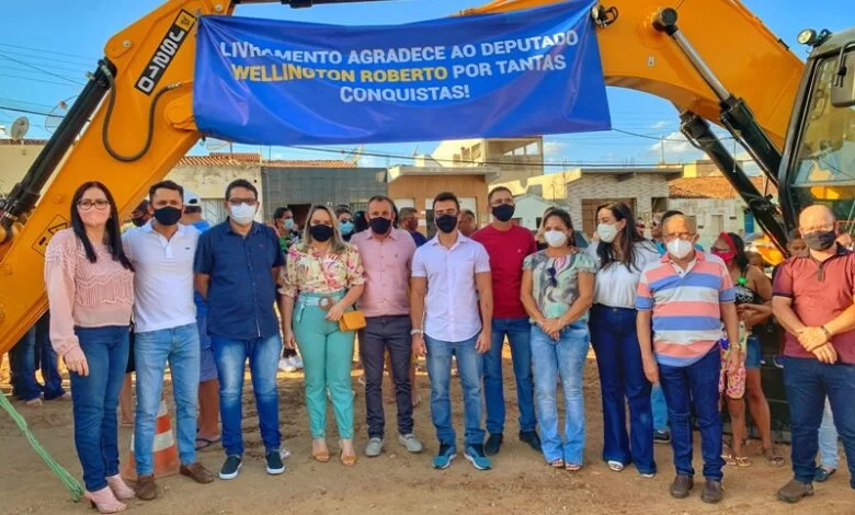 O candidato ao senado, Bruno Roberto, em visita ao interior paraibano (Foto: Divulgação)