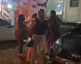 Nas imagens, aparece ainda pessoas apaziguando os ânimos das mulheres envolvidas nessa confusão. (Foto: Reprodução/RedesSociais).