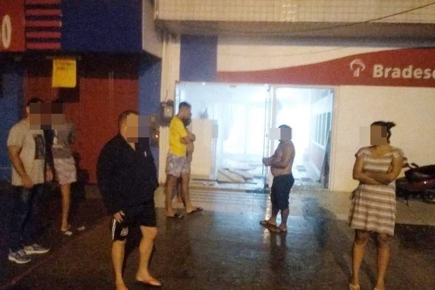 Com o impacto da explosão, a agência bancária ficou bastante danificada (Foto: Reprodução).