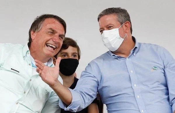 O presidente Jair Bolsonaro e o presidente da Câmara dos Deputados, Arthur Lira (PP-AL) (Foto: Alan Santos/PR)