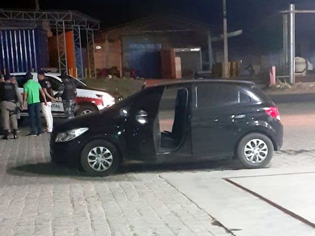 Após o flagrante, os indivíduos foram levados à delegacia de Polícia Civil e apresentados ao delegado para serem adotadas as medidas pertinentes ao caso (Foto: Reprodução)