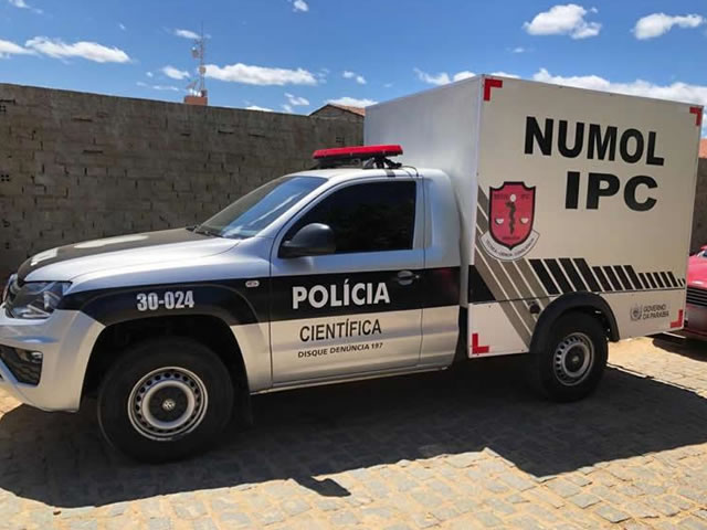 O local do crime foi isolado pela Polícia Militar até a chegada dos peritos da Polícia Civil. Posteriormente o corpo do jovem foi levado ao NUMOL para ser feita a autópsia (Foto: Ilustrativa)