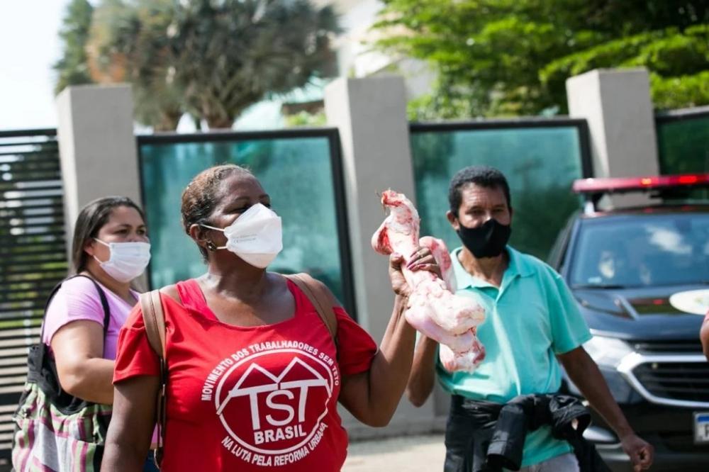MTST faz manifestação em frente à mansão de Flávio Bolsonaro no Lago Sul, em Brasília (Foto: Rafaela Felicciano/Metrópoles)