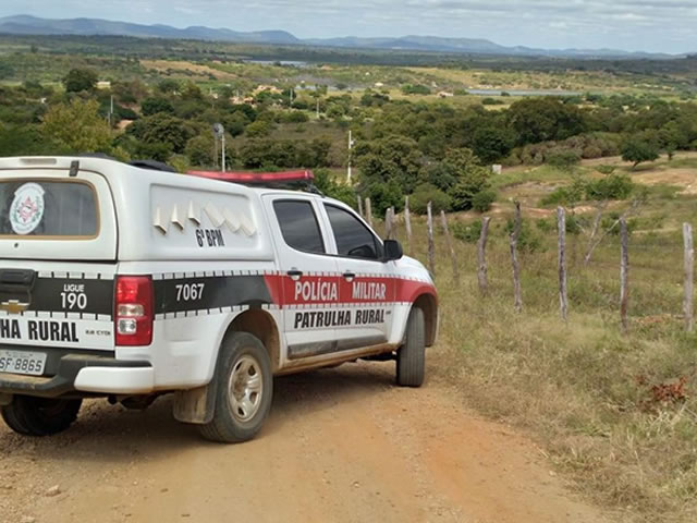 Momentos depois, o trio abandonou o carro nas Várzeas e foragiu adentrando a vegetação, sendo impossível capturados devido ao difícil acesso a área (Foto: Reprodução)