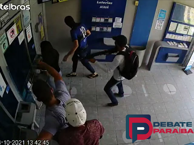 Com o insucesso do delito no local, os indivíduos praticaram o roubo em uma farmácia que fica localizada vizinho (Foto: Reprodução)