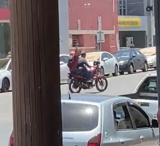 Vídeo: Assaltantes praticam roubo em correspondente bancário no centro de Sousa e fogem efetuando tiros para o alto