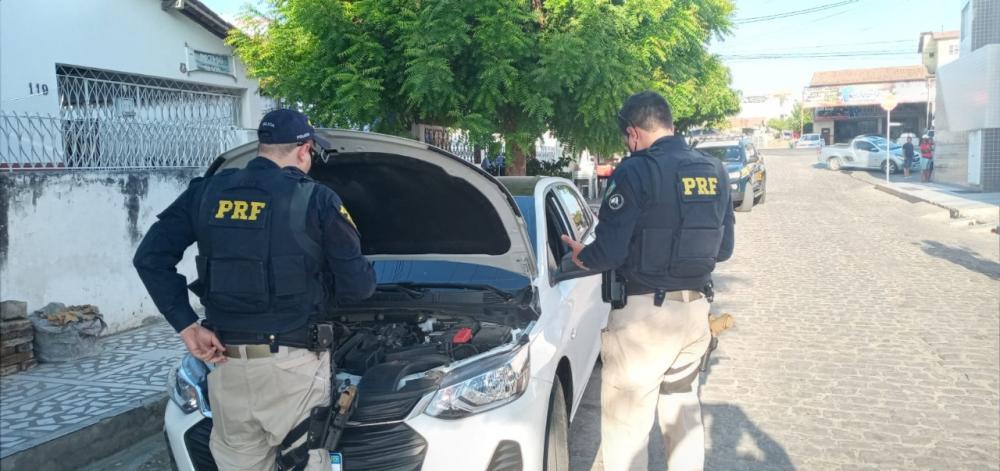 Em uma fiscalização mais detalhada, a equipe policial percebeu sinais de adulteração veicular e constatou que tratava-se de um clone (Foto: Divulgação PRF)