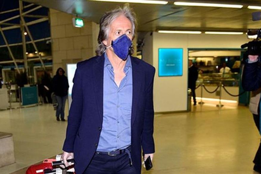Jorge Jesus desembarcou na capital de seu país acompanhado de João de Deus, Tiago Oliveira, Márcio Sampaio, Gil Henriques e Rodrigo Araújo. (Foto: Reprodução).