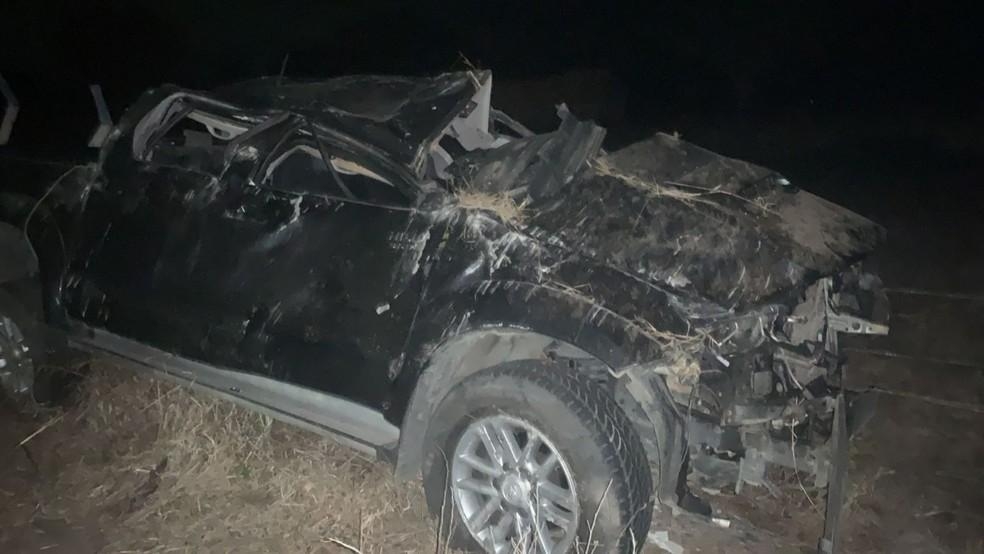 Veículo do cantor capotou em rodovia federal (Foto: Divulgação/PRF)