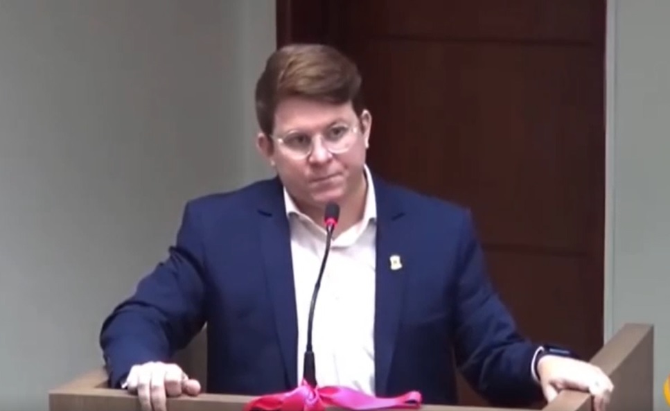 Ao denunciar atos de perseguição política no CEA de Sousa, vereador Koloral Júnior taxa Lindolfo Pires de “suplentizinho de deputado” 