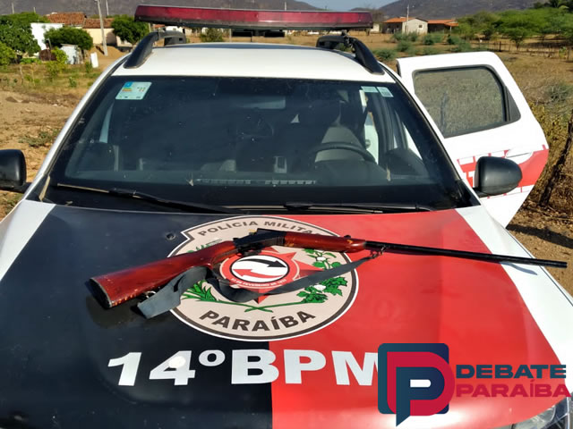 Após uma busca minuciosa, os policiais conseguiram localizar a espingarda calibre .28 utilizada para praticar o crime (Foto: Reprodução)
