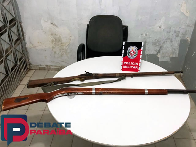 As armas apreendidas foram levadas à delegacia de Polícia Civil e apresentadas a autoridade policial judiciária para serem adotada as medidas pertinentes ao caso (Foto: Debate Paraíba)