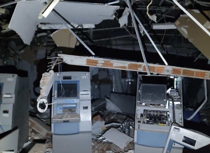 Um carro utilizado no assalto foi abandonado posteriormente (Foto: Reprodução)