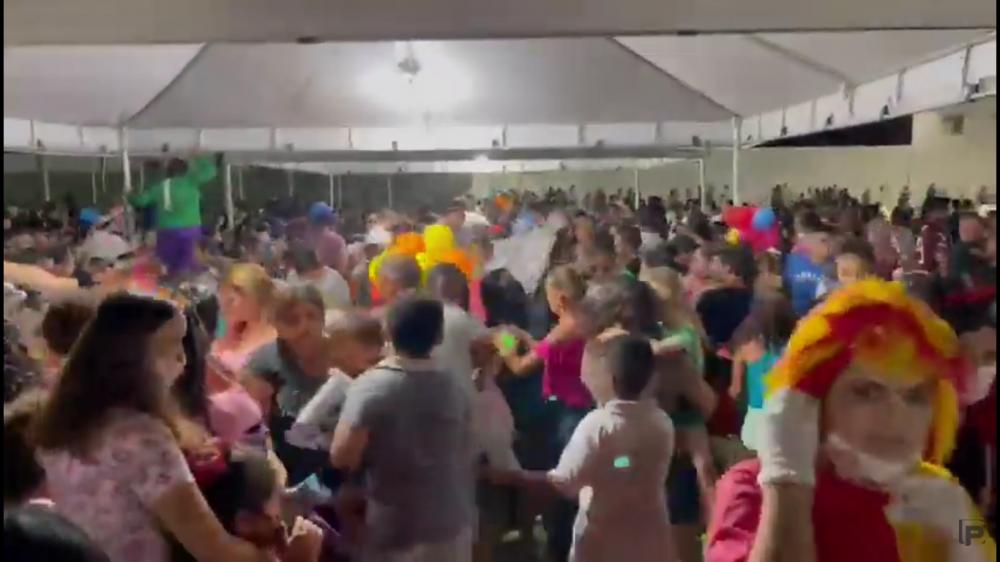 Momento da confusão na entrega dos presentes, em São José de Piranhas (Foto: Reprodução/Debate Paraíba)