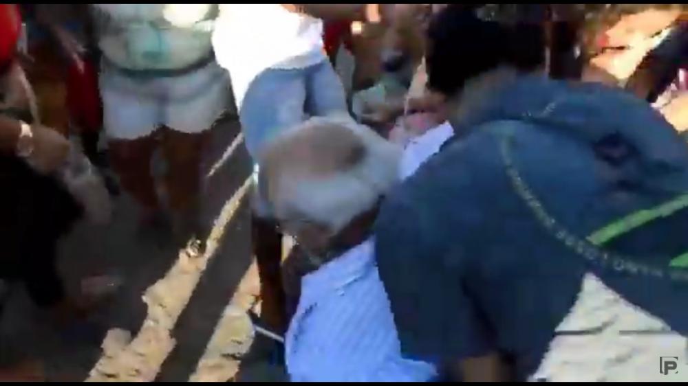 Momento em que o ex-parlamentar Biu Fernandes é derrubado pelas crianças (Foto: Reprodução/Debate Paraíba)